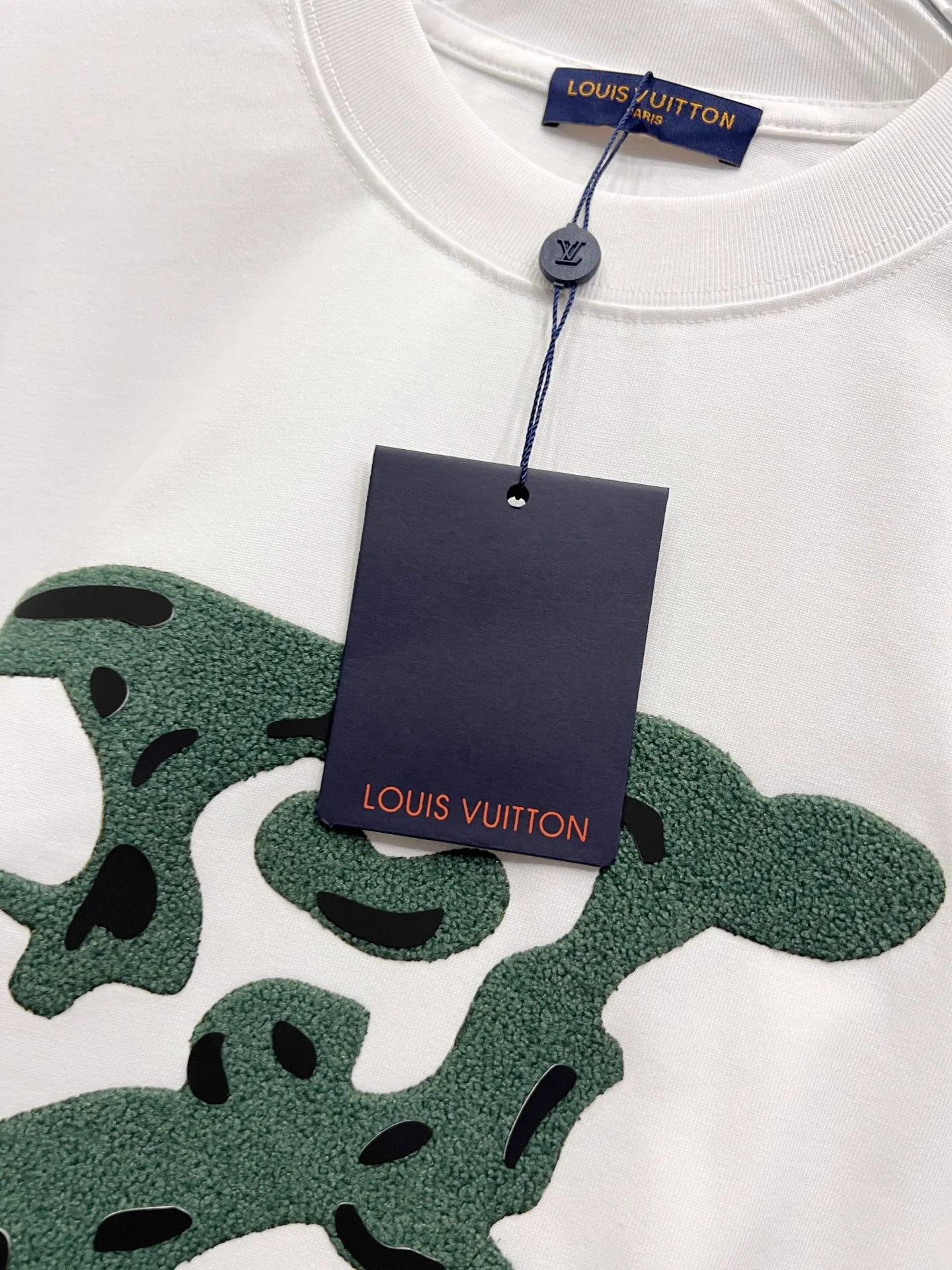 🅿️190 1v Louis* 2025 autumn and winter new style, classic big V letter three-dimensional craft design, high-end version! Highly breathable and comfortable, customized double-yarn plain cotton fabric. Short-sleeved T-shirt. Same style for men and women. Sizes S M L XL XXL Five sizes black white Angora red